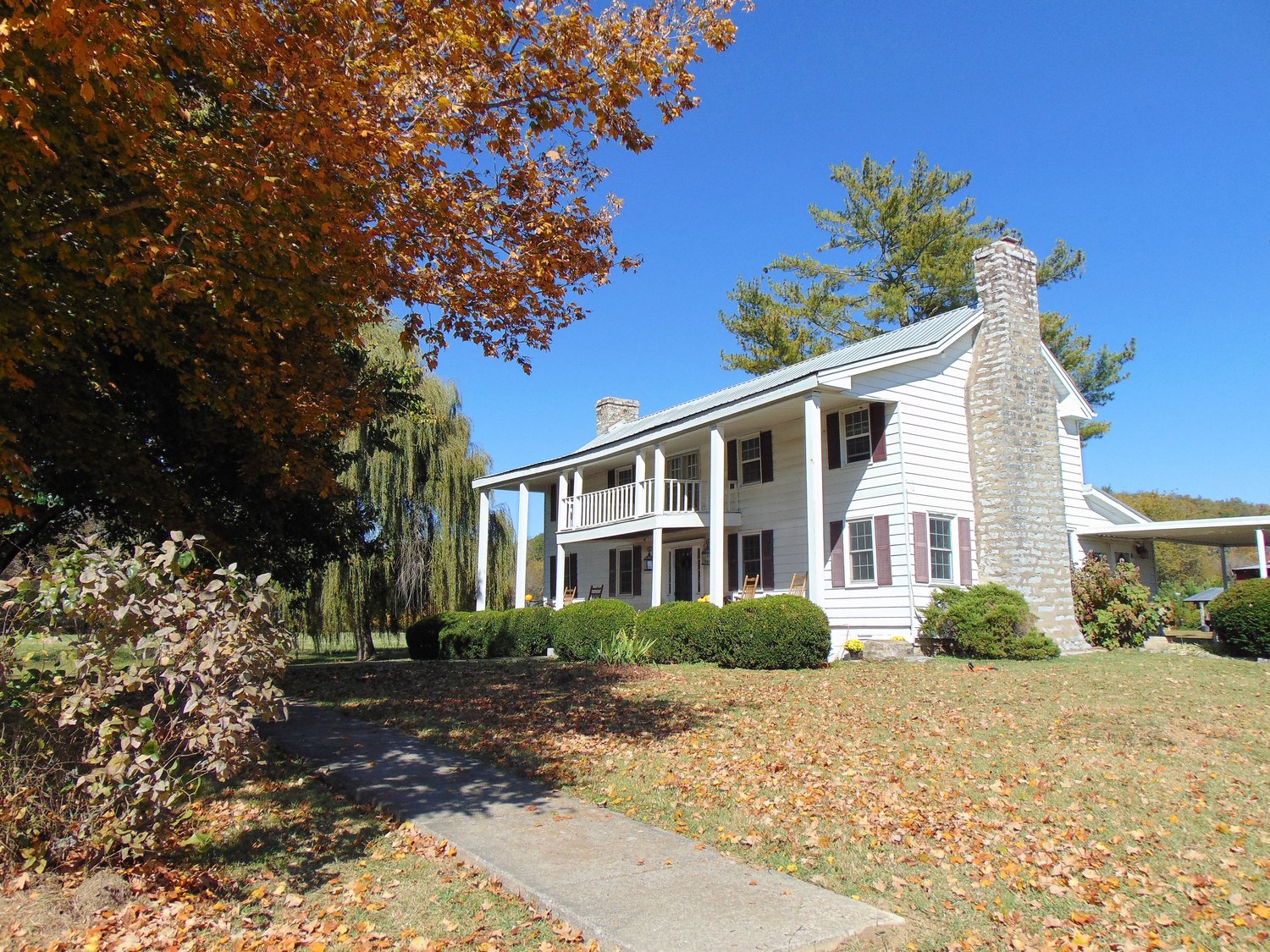 The Maddox Farm is nestled in the rolling hills of Bell Buckle. Autumn leaves
frame the 1853 house like a painting. The Antebellum home is believed to have
served as a hospital during the Civil War.