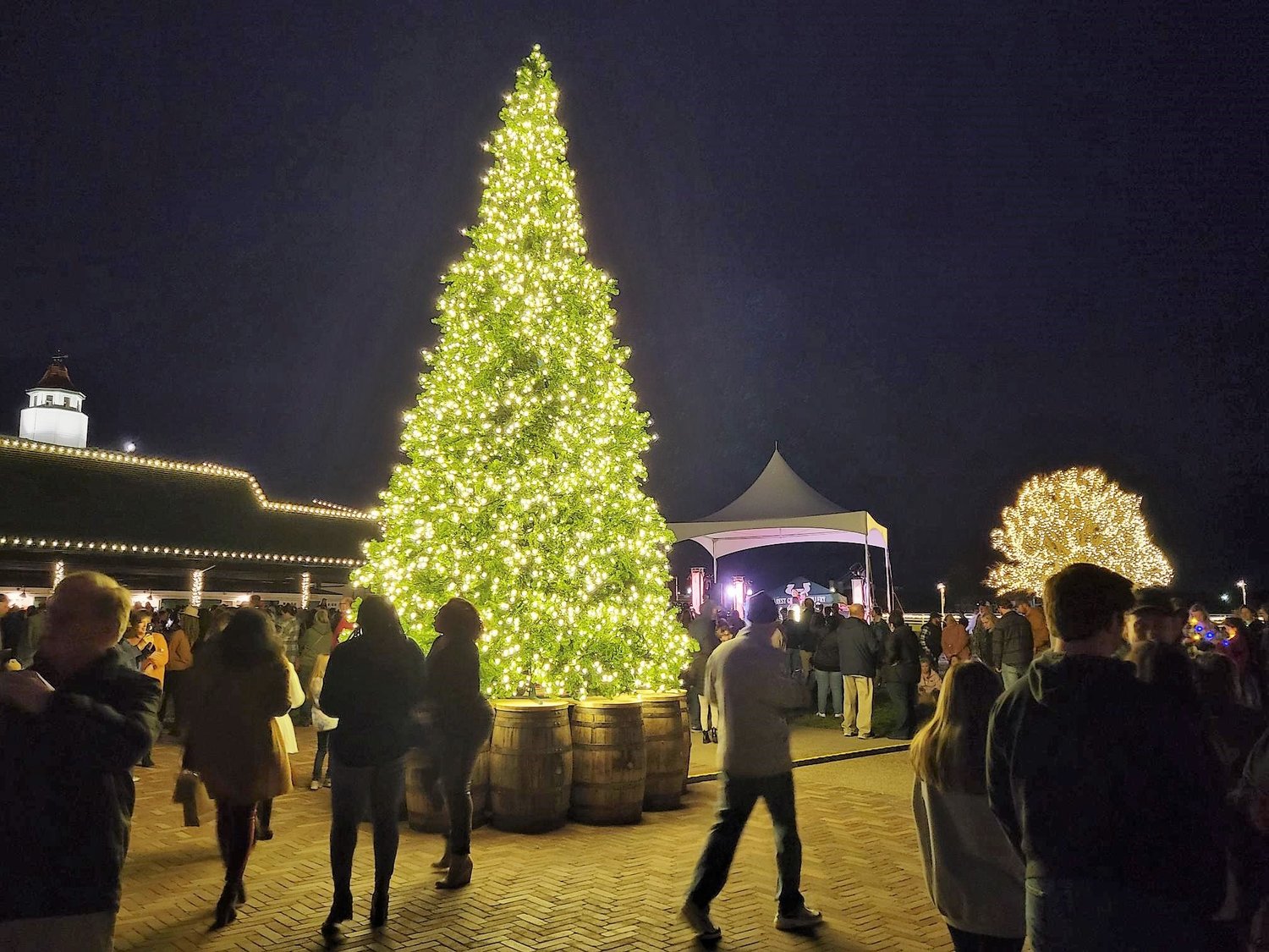 The distillery hosted a tree
lighting ceremony to celebrate
the Christmas season. Guests
were lined up for the evening’s
events. More photos, Page 8A.