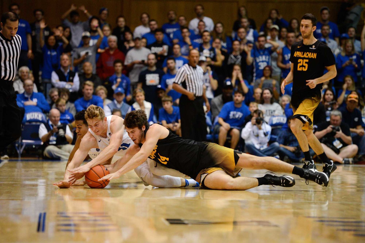 Appalachian State and Duke fighting for the ball in their last face-off, which Duke won 93-58 (Nov/2016). Thirty-five years earlier (1981), the Mountaineers achieved their first and only victory against the Blue Devils, defeating them 75-70.