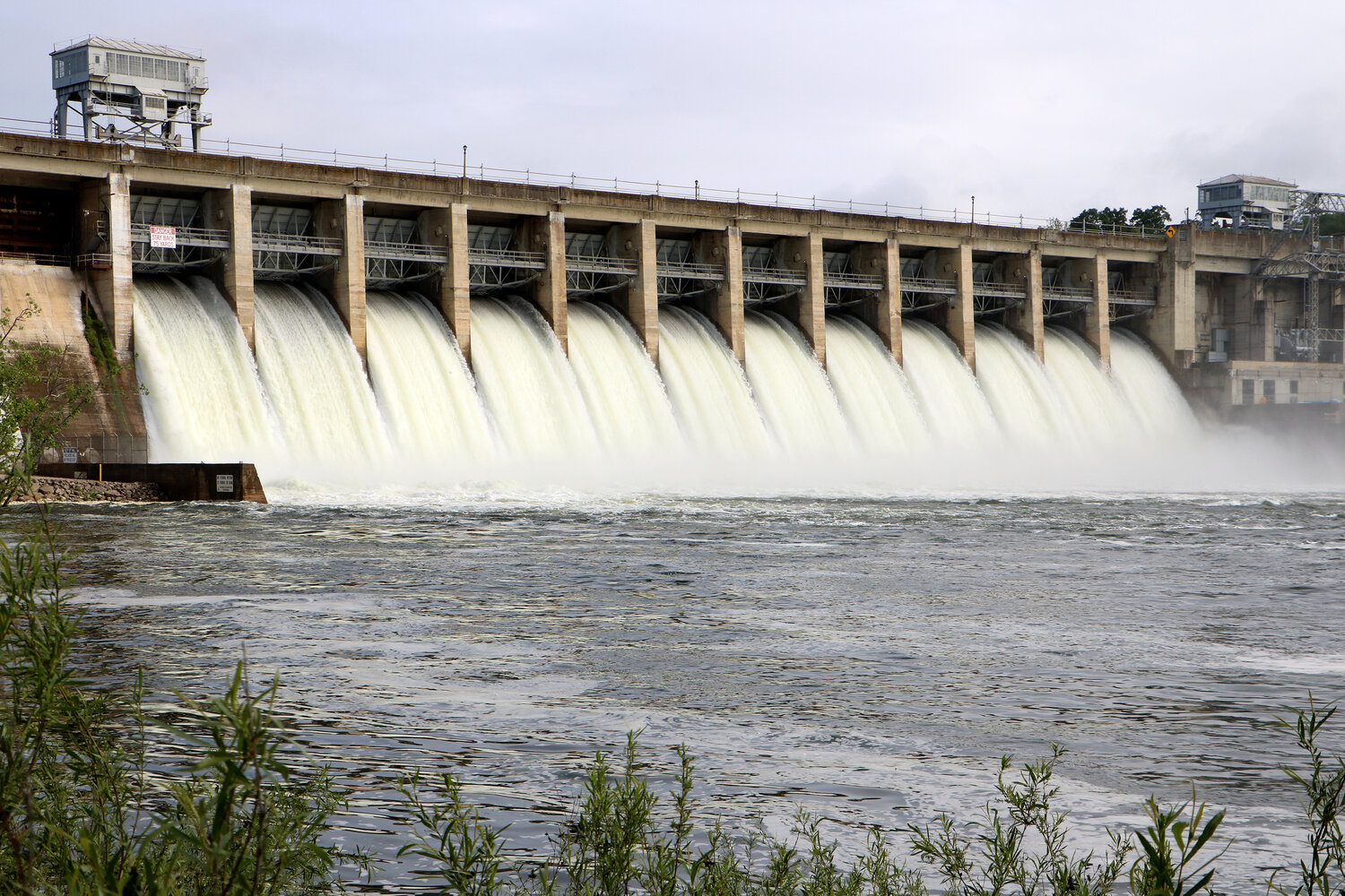 Bagnell Dam flood gates open to relieve upstream rains at Truman Lake ...