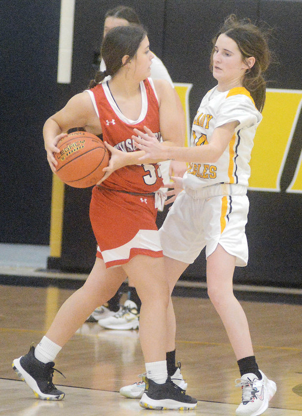 Brooke Mercer (right) pressures Tuscumbia&rsquo;s Bella Helton during Vienna&rsquo;s 45-42 victory last Wednesday night at Allen Gymnasium.