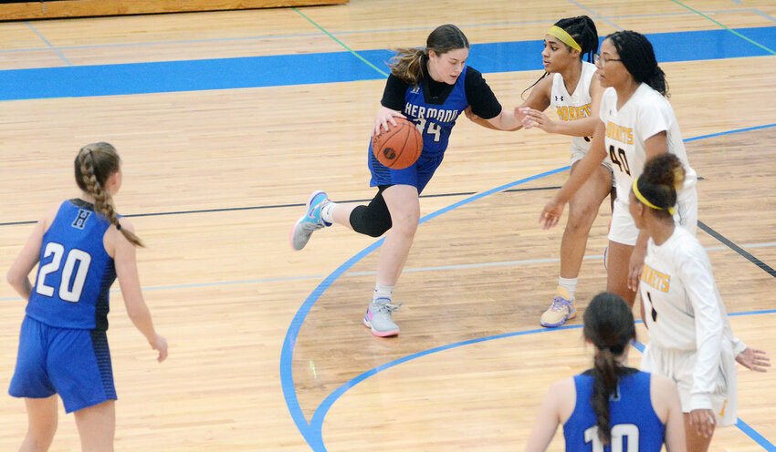 Madyson yates (center) drives towards the basket for Hermann&rsquo;s JV Lady Bearcats against Fulton&rsquo;s Lady Hornets during last week&rsquo;s Hermann JV Girls Basketball Tournament.
