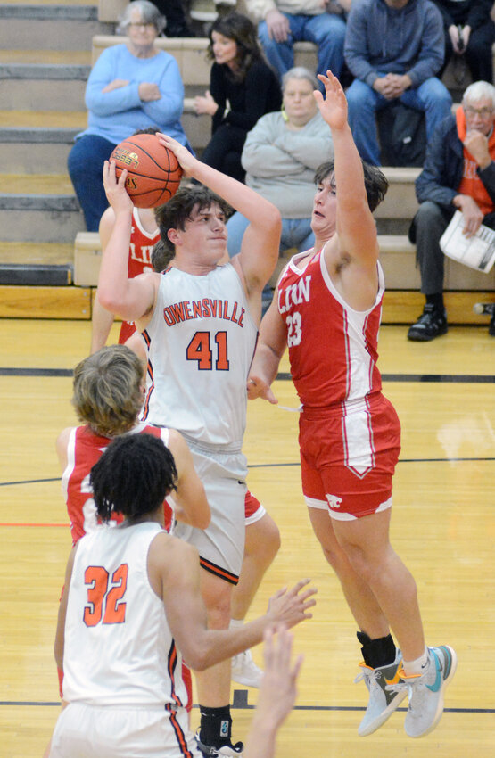 Eli Graham (center) looks to attack the basket against Linn&rsquo;s Seth Wolfe during Owensville&rsquo;s 61-46 victory Friday night in varsity boys basketball action at Owensville High School.