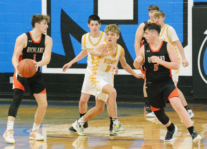 Hunter Schwartze (middle) looks to break up a pass during Vienna&rsquo;s 72-23 opening-round win Saturday morning at the Battle in Bourbon Boys Basketball Tournament.